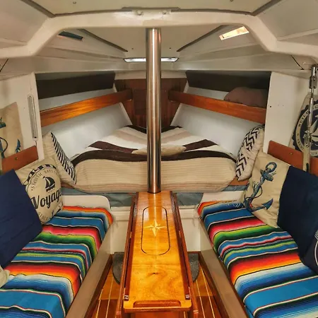 Seuls A Bord Dans Le Golfe Atypique