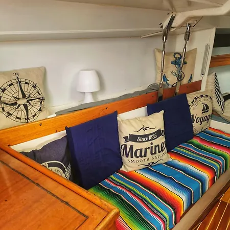 Stlocavoile 4, Bateau Seuls A Bord Hotel en barco *